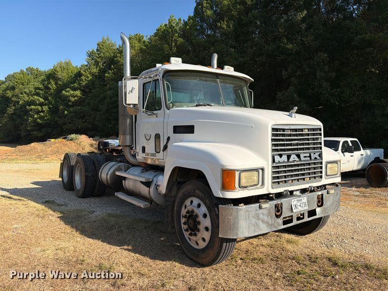 image for item EA7363 2002 Mack CH613 semi truck