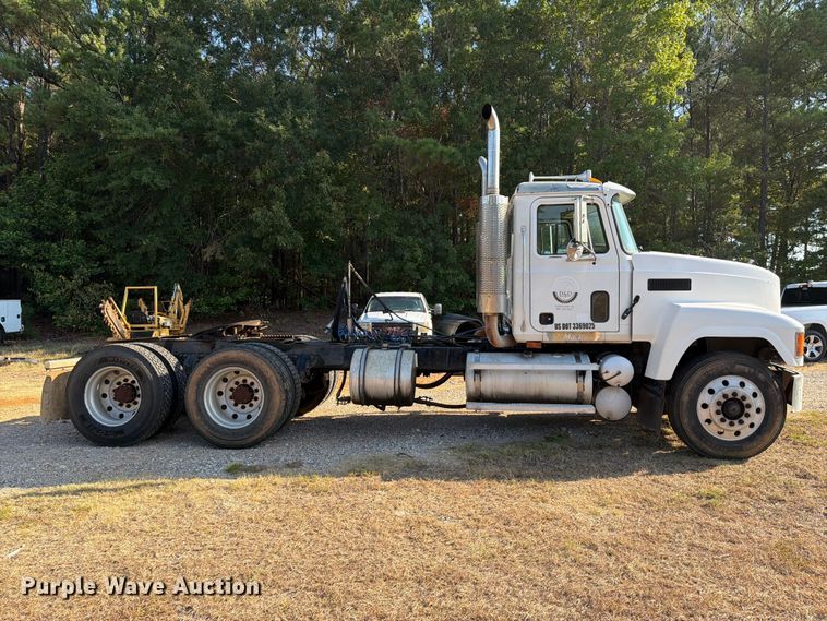 image for item EA7363 2002 Mack CH613 semi truck