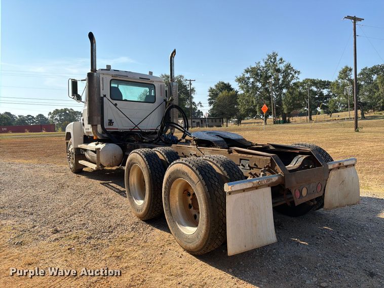 image for item EA7363 2002 Mack CH613 semi truck