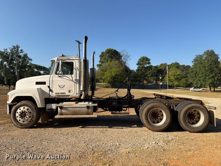 image for item EA7363 2002 Mack CH613 semi truck