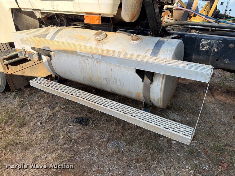 image for item EA7363 2002 Mack CH613 semi truck