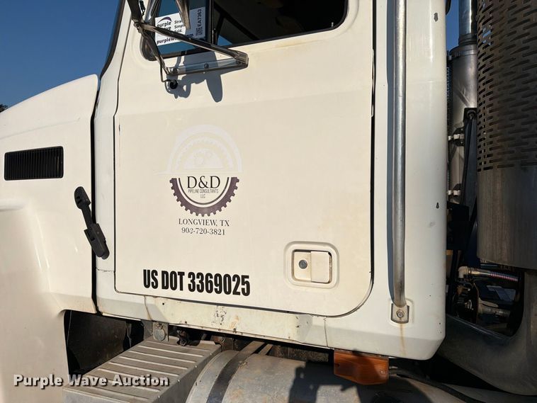 image for item EA7363 2002 Mack CH613 semi truck