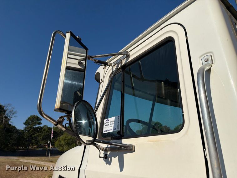 image for item EA7363 2002 Mack CH613 semi truck