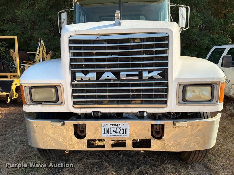 image for item EA7363 2002 Mack CH613 semi truck