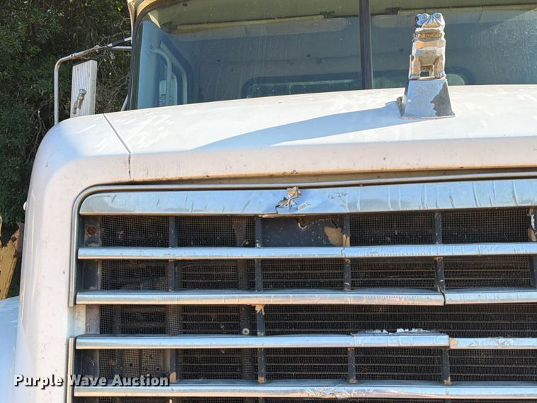 image for item EA7363 2002 Mack CH613 semi truck