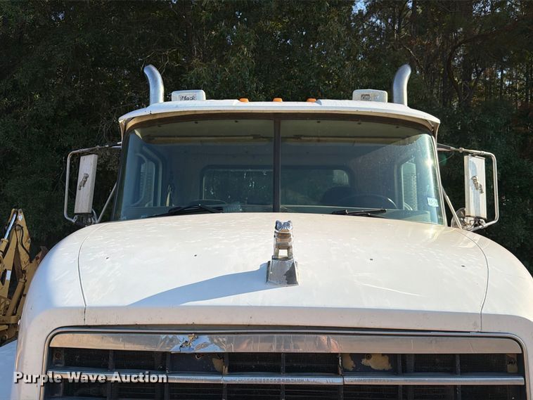 image for item EA7363 2002 Mack CH613 semi truck