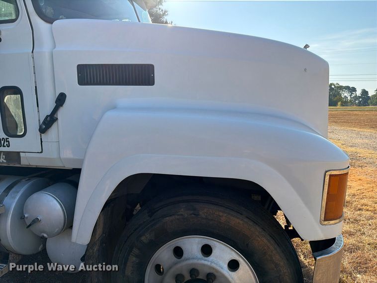 image for item EA7363 2002 Mack CH613 semi truck