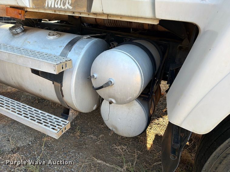 image for item EA7363 2002 Mack CH613 semi truck