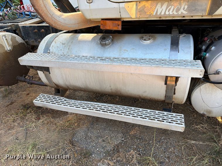 image for item EA7363 2002 Mack CH613 semi truck