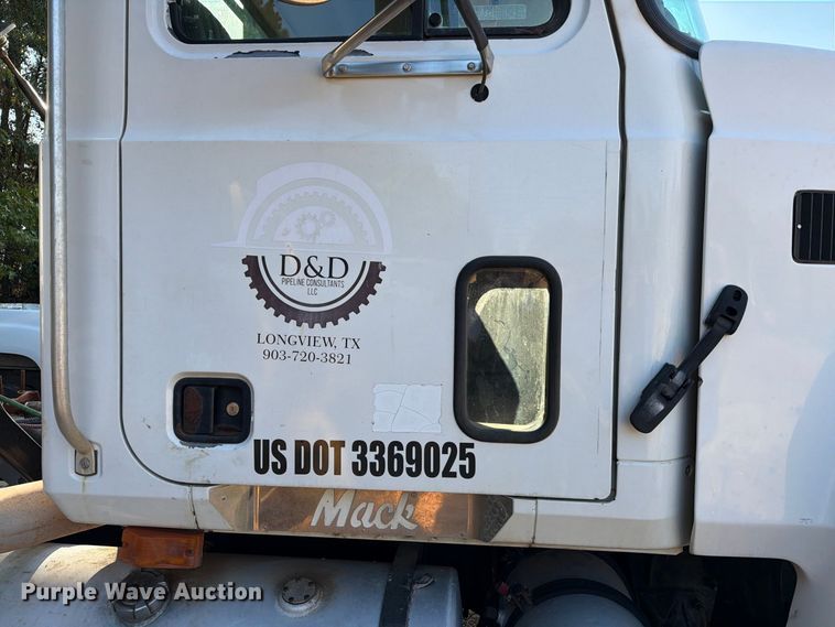 image for item EA7363 2002 Mack CH613 semi truck