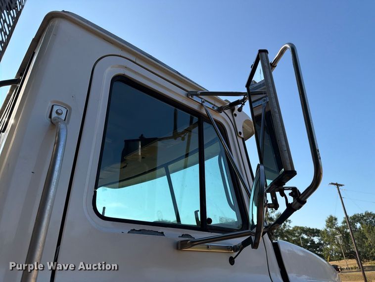 image for item EA7363 2002 Mack CH613 semi truck