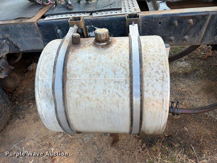 image for item EA7363 2002 Mack CH613 semi truck