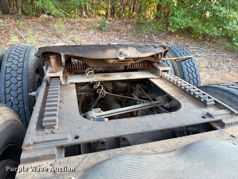 image for item EA7363 2002 Mack CH613 semi truck
