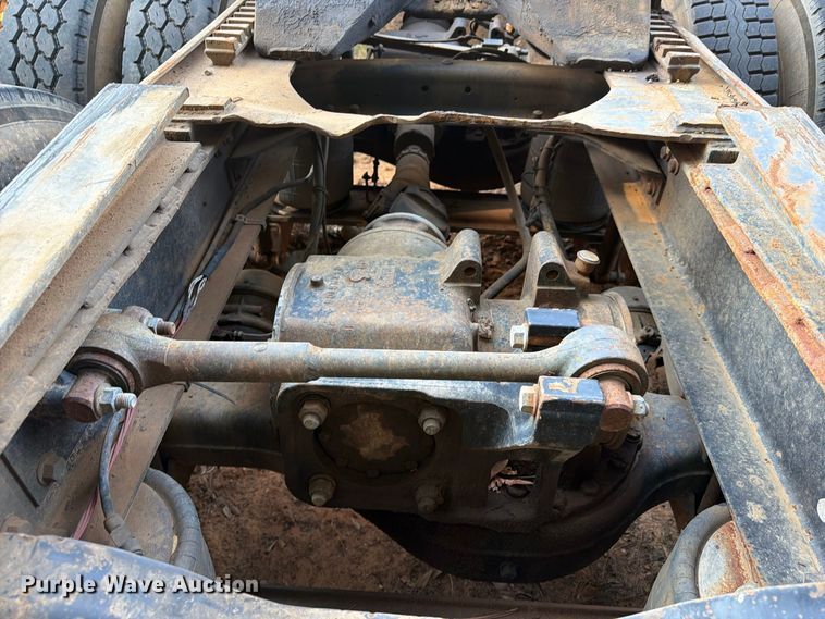 image for item EA7363 2002 Mack CH613 semi truck