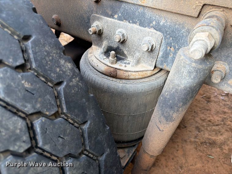 image for item EA7363 2002 Mack CH613 semi truck