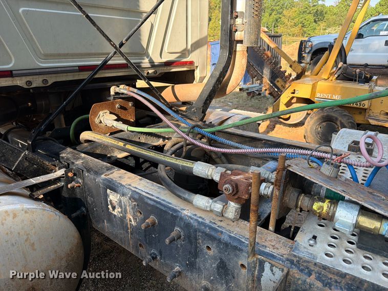 image for item EA7363 2002 Mack CH613 semi truck