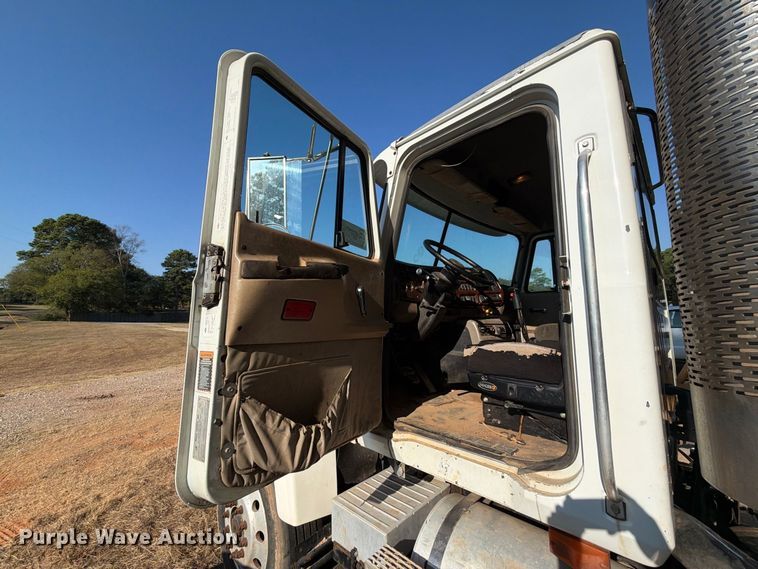 image for item EA7363 2002 Mack CH613 semi truck