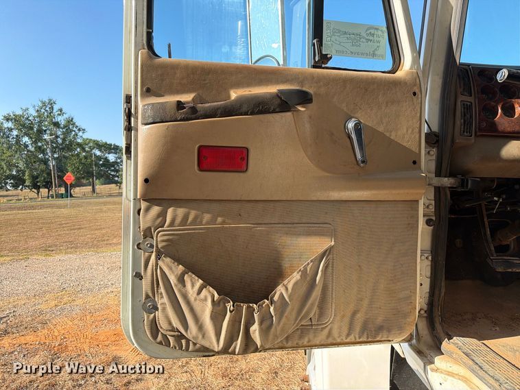 image for item EA7363 2002 Mack CH613 semi truck