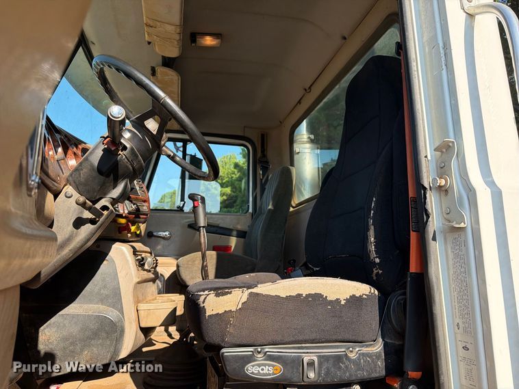image for item EA7363 2002 Mack CH613 semi truck