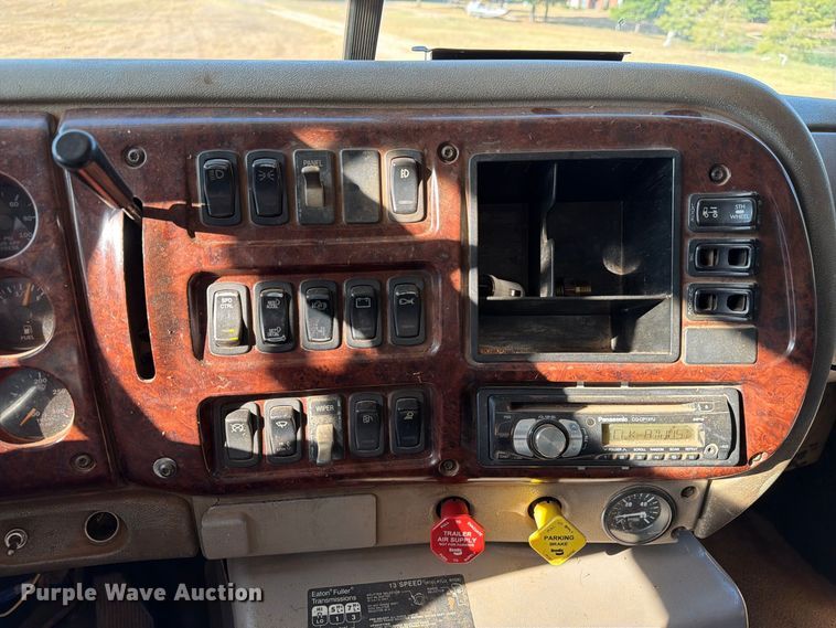 image for item EA7363 2002 Mack CH613 semi truck