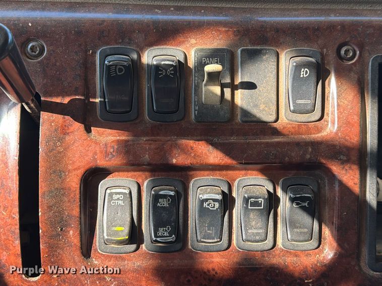 image for item EA7363 2002 Mack CH613 semi truck