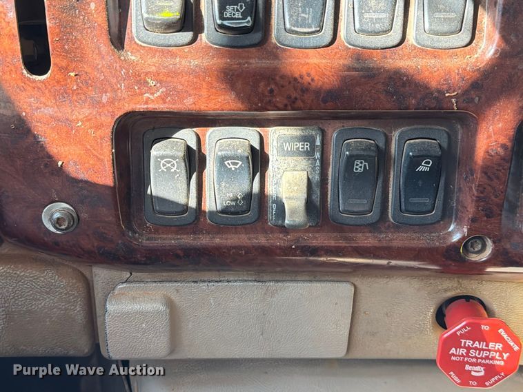 image for item EA7363 2002 Mack CH613 semi truck
