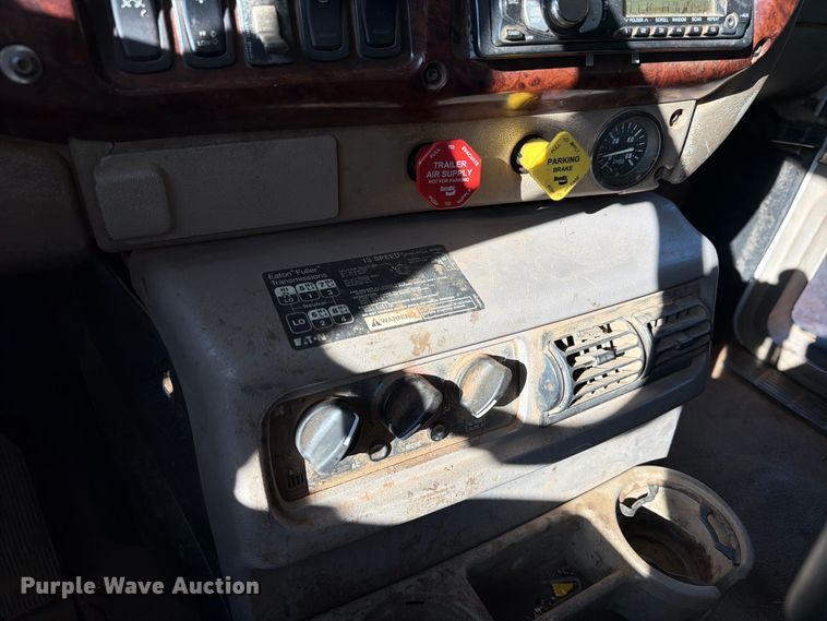 image for item EA7363 2002 Mack CH613 semi truck