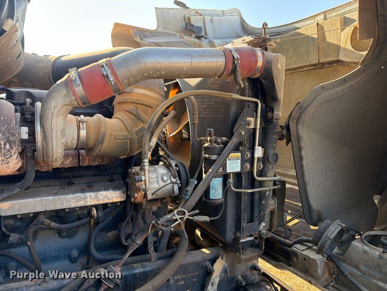 image for item EA7363 2002 Mack CH613 semi truck