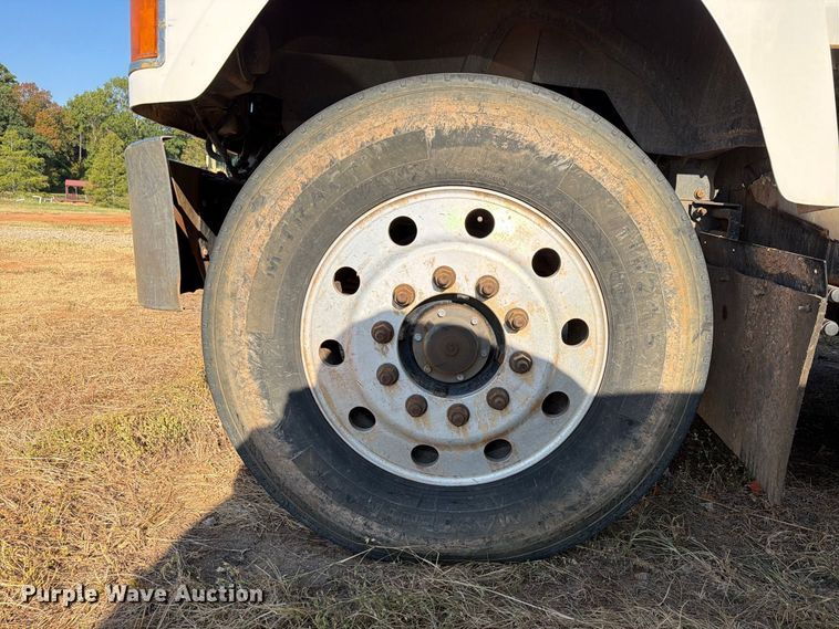 image for item EA7363 2002 Mack CH613 semi truck