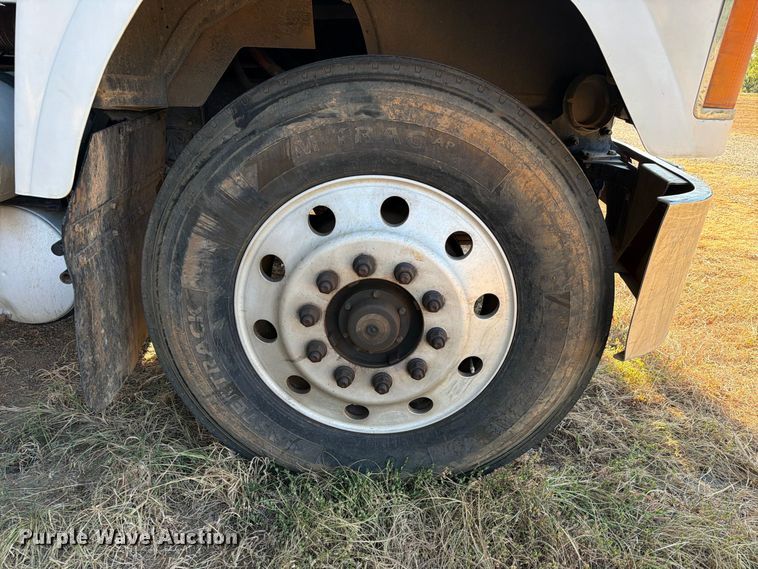 image for item EA7363 2002 Mack CH613 semi truck