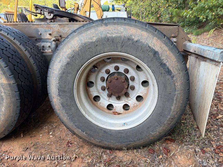 image for item EA7363 2002 Mack CH613 semi truck