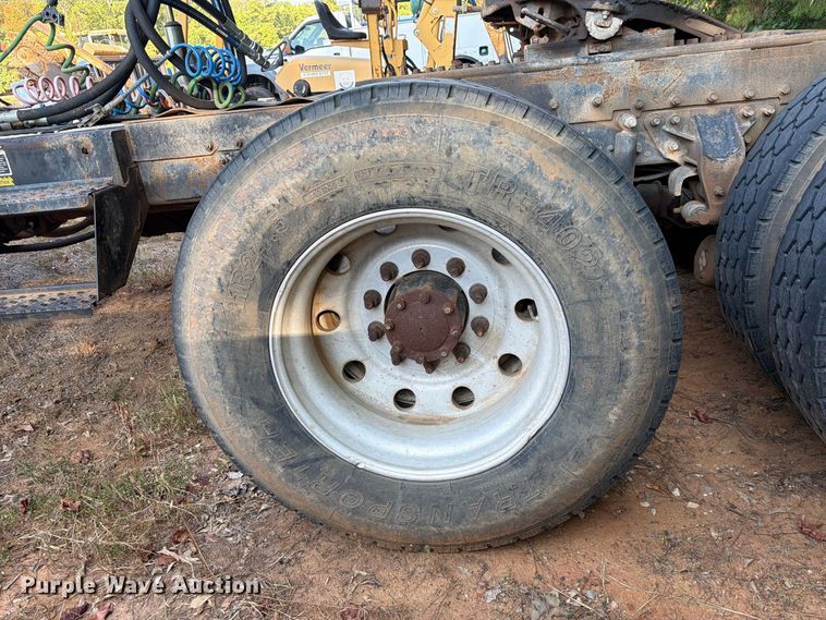 image for item EA7363 2002 Mack CH613 semi truck