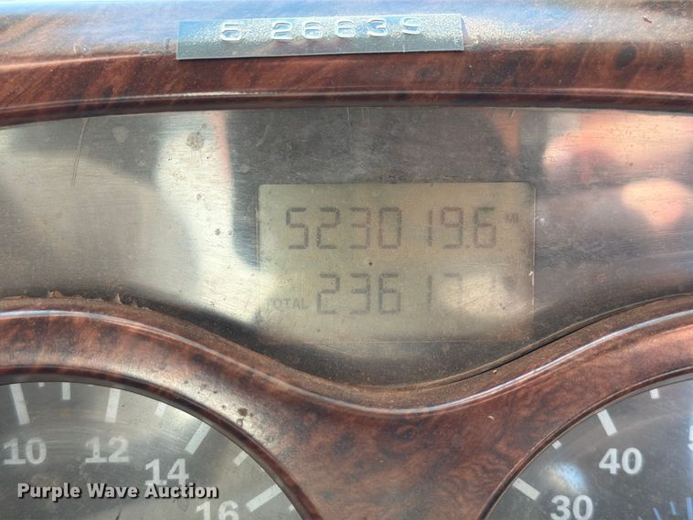 image for item EA7363 2002 Mack CH613 semi truck