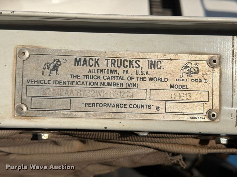 image for item EA7363 2002 Mack CH613 semi truck
