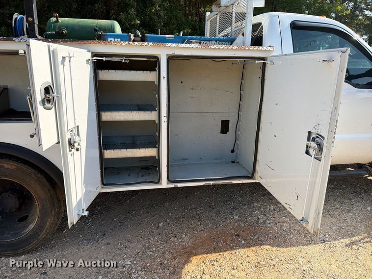 image for item EA7365 2013 Ford F550 Super Duty utility / service truck