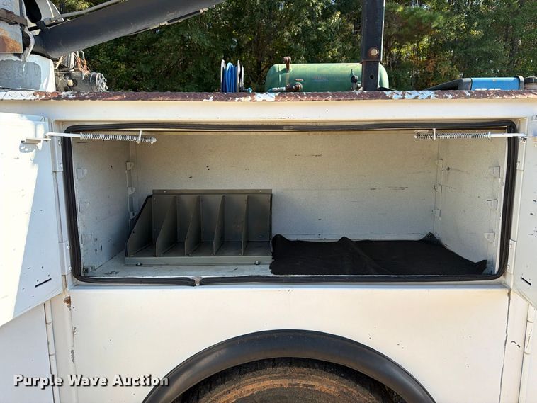 image for item EA7365 2013 Ford F550 Super Duty utility / service truck