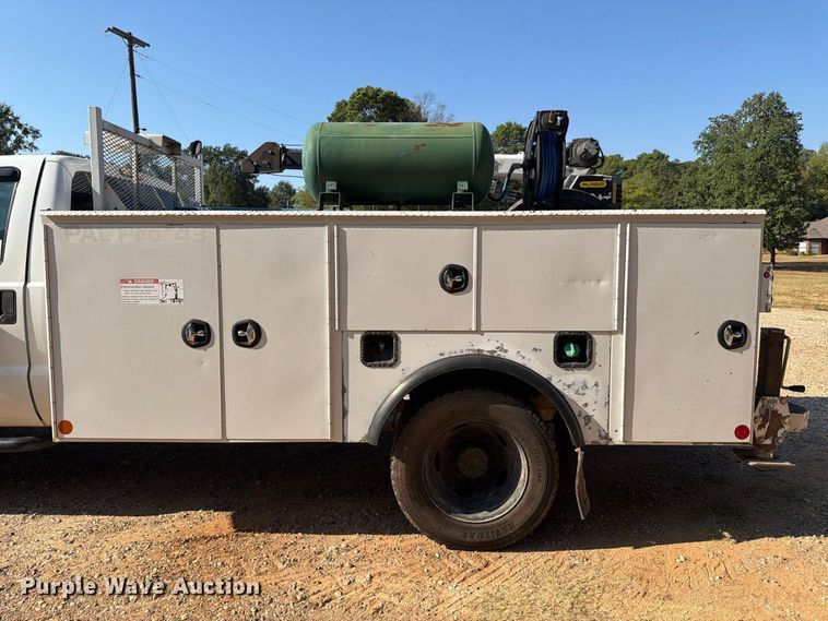 image for item EA7365 2013 Ford F550 Super Duty utility / service truck