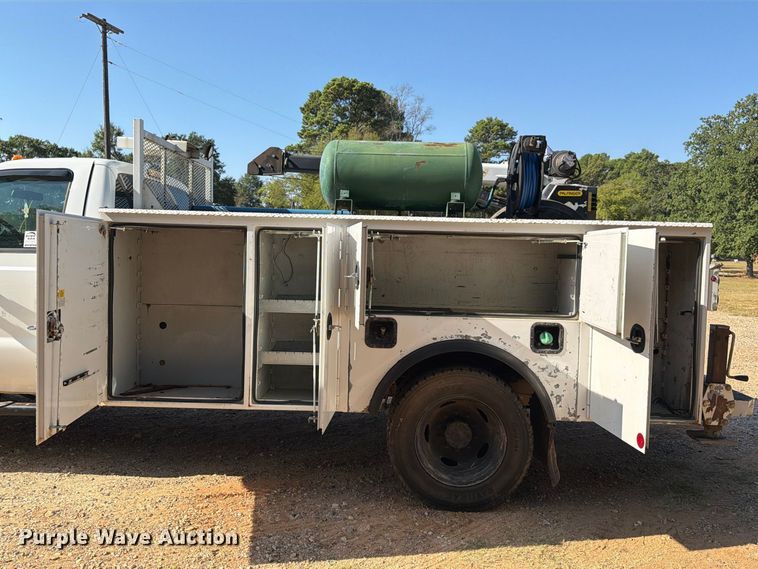 image for item EA7365 2013 Ford F550 Super Duty utility / service truck