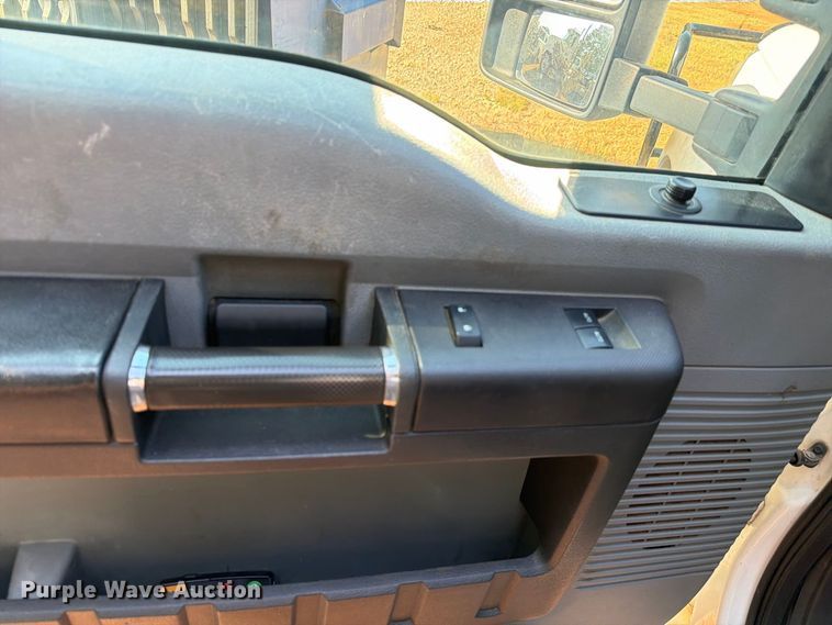 image for item EA7365 2013 Ford F550 Super Duty utility / service truck