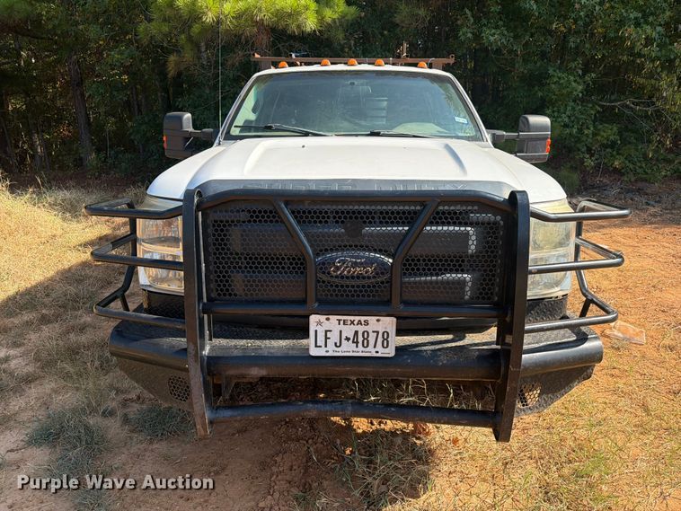 image for item EA7366 2013 Ford F350 Super Duty Crew Cab flatbed pickup truck