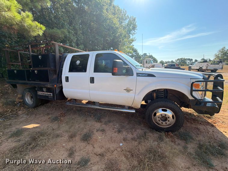 image for item EA7366 2013 Ford F350 Super Duty Crew Cab flatbed pickup truck