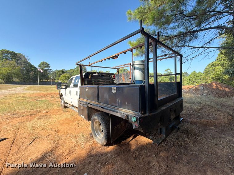 image for item EA7366 2013 Ford F350 Super Duty Crew Cab flatbed pickup truck