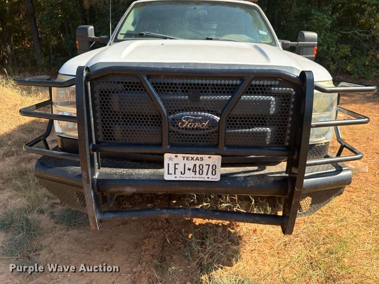 image for item EA7366 2013 Ford F350 Super Duty Crew Cab flatbed pickup truck