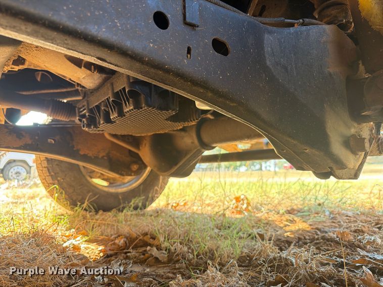 image for item EA7366 2013 Ford F350 Super Duty Crew Cab flatbed pickup truck