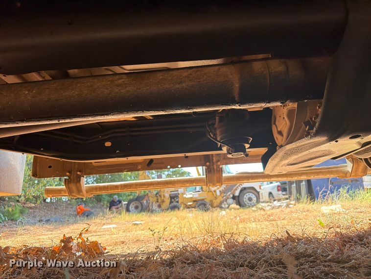 image for item EA7366 2013 Ford F350 Super Duty Crew Cab flatbed pickup truck