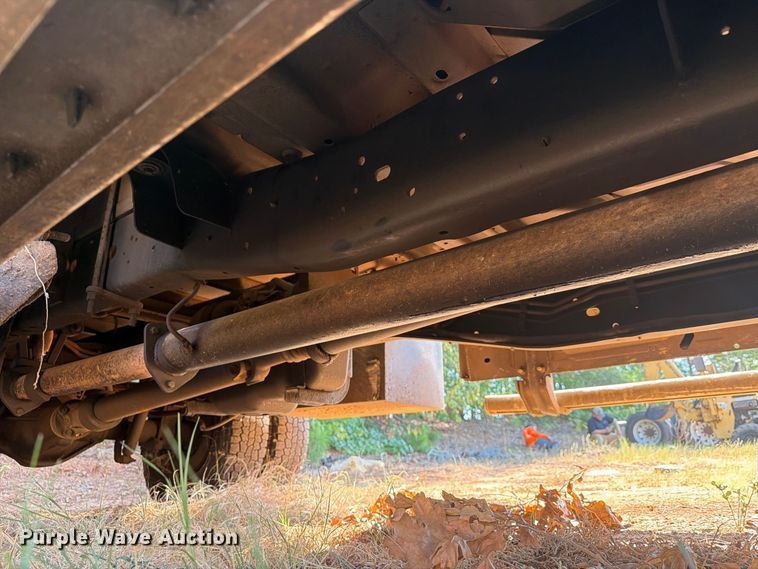 image for item EA7366 2013 Ford F350 Super Duty Crew Cab flatbed pickup truck