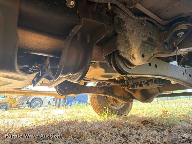 image for item EA7366 2013 Ford F350 Super Duty Crew Cab flatbed pickup truck