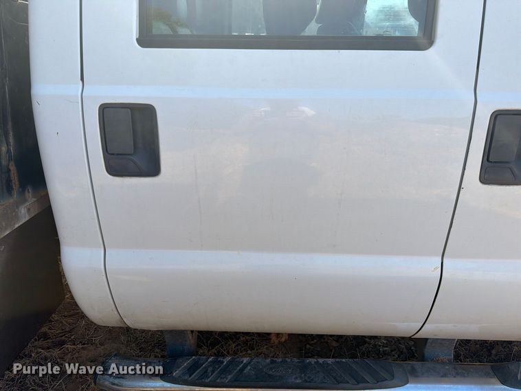 image for item EA7366 2013 Ford F350 Super Duty Crew Cab flatbed pickup truck