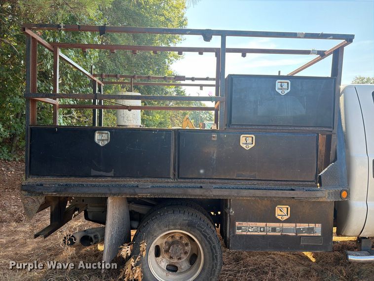 image for item EA7366 2013 Ford F350 Super Duty Crew Cab flatbed pickup truck
