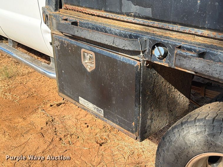 image for item EA7366 2013 Ford F350 Super Duty Crew Cab flatbed pickup truck